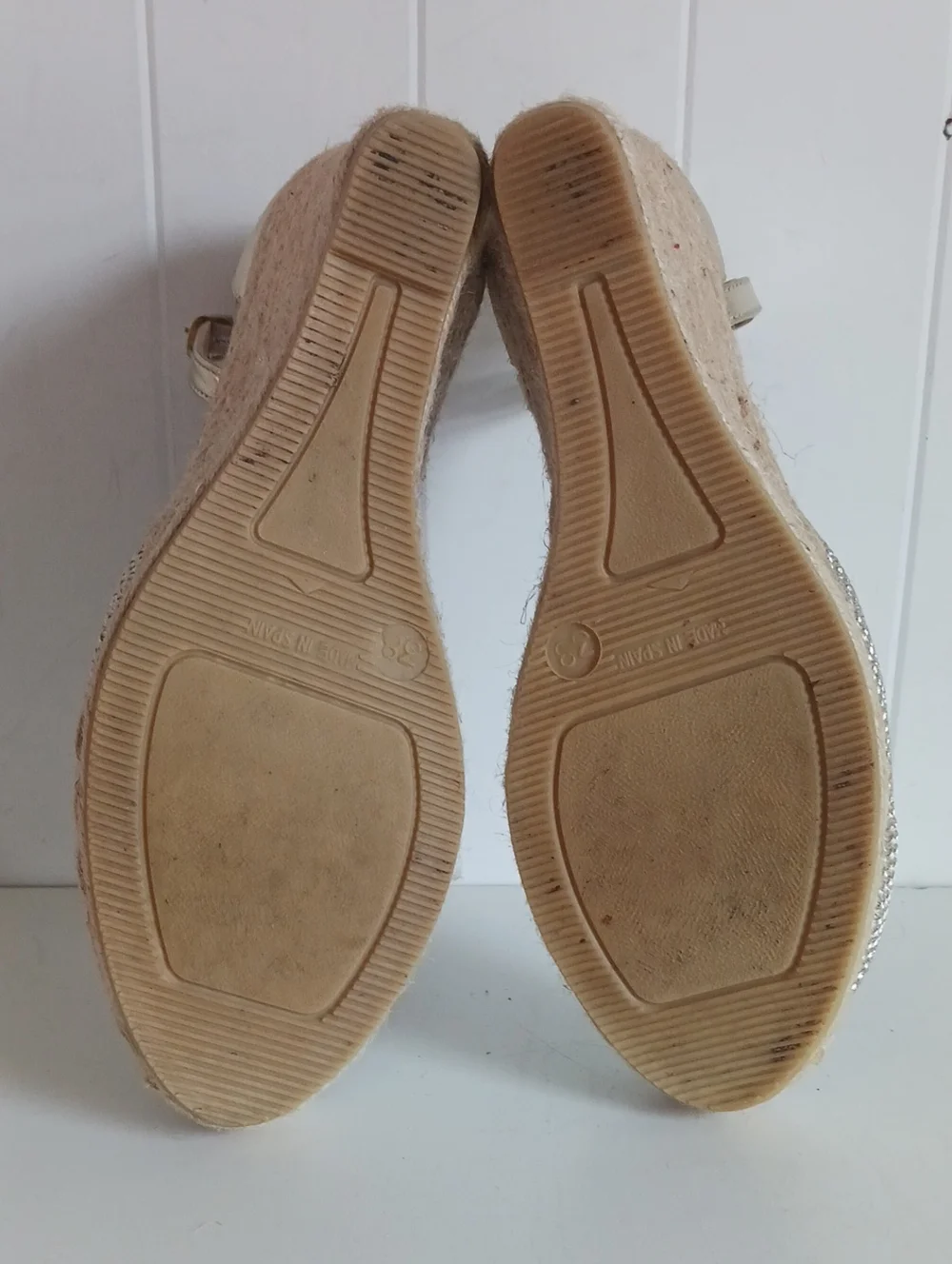 L.K.BENNETT GOLD STRAW WEDGES SANDALS.